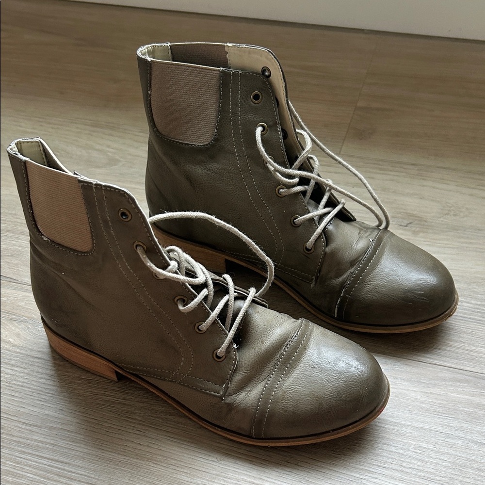 BDG Grey/Taupe Lace Up Boots